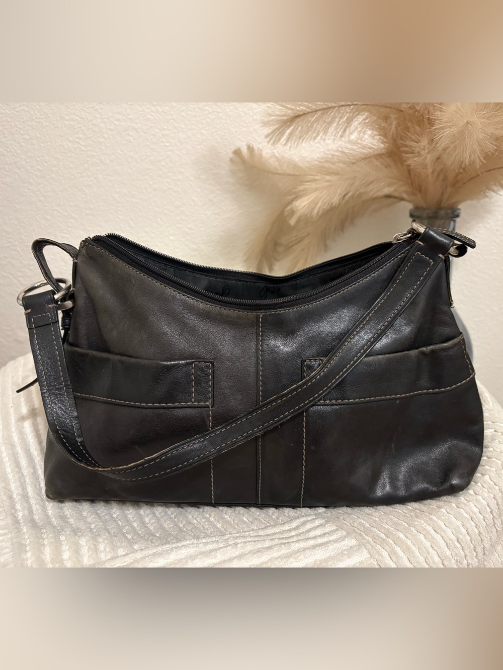 Vintage Fossil Black Leather Shoulder Bag with Front Slip Pockets